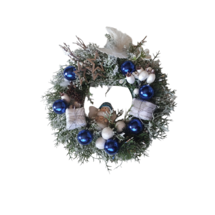 Coronita decorativa pentru Craciun, lucrata manual cu globuri albastre din sticla si figurina cu hainute albe si caciulita, unicat, 26 cm (3105)