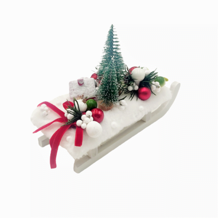 Decoratiune Craciun handmade, unicat, saniuta cu casuta si brazi, alb rosu verde, 16 x 6 x 12 cm (3114)
